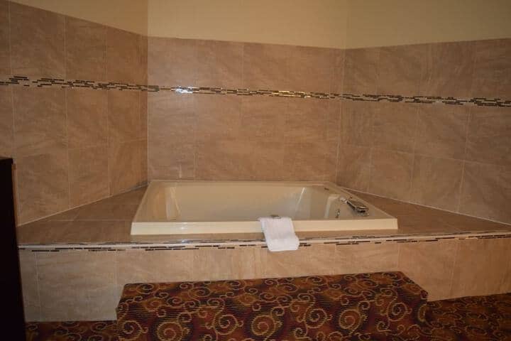 Jetted tub